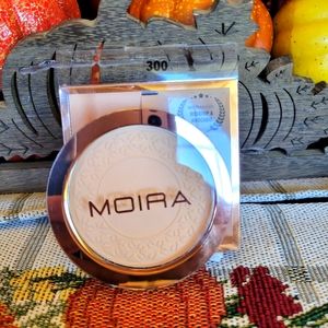 Moira Soft focus waterproof  setting powder.
